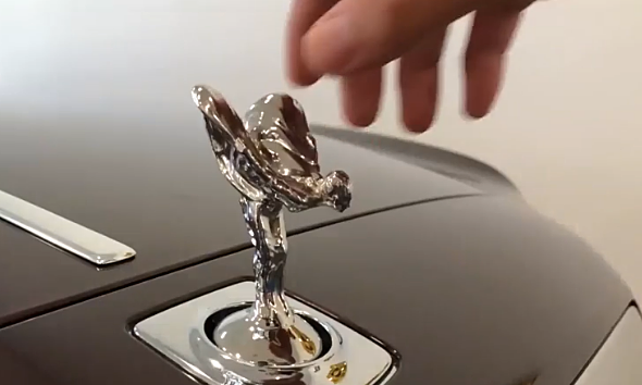 Cách 'thiếu phụ bay' trên xe Rolls-Royce thò, thụt