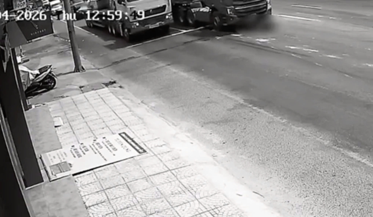 Lao ra trước đầu xe tải rồi dừng lại, người đàn ông thiệt mạng