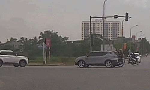 Xe máy chở ba lao vào ôtô rẽ trái, ai sai?