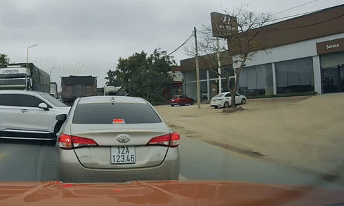 Xe máy lao vào ôtô đang quay đầu