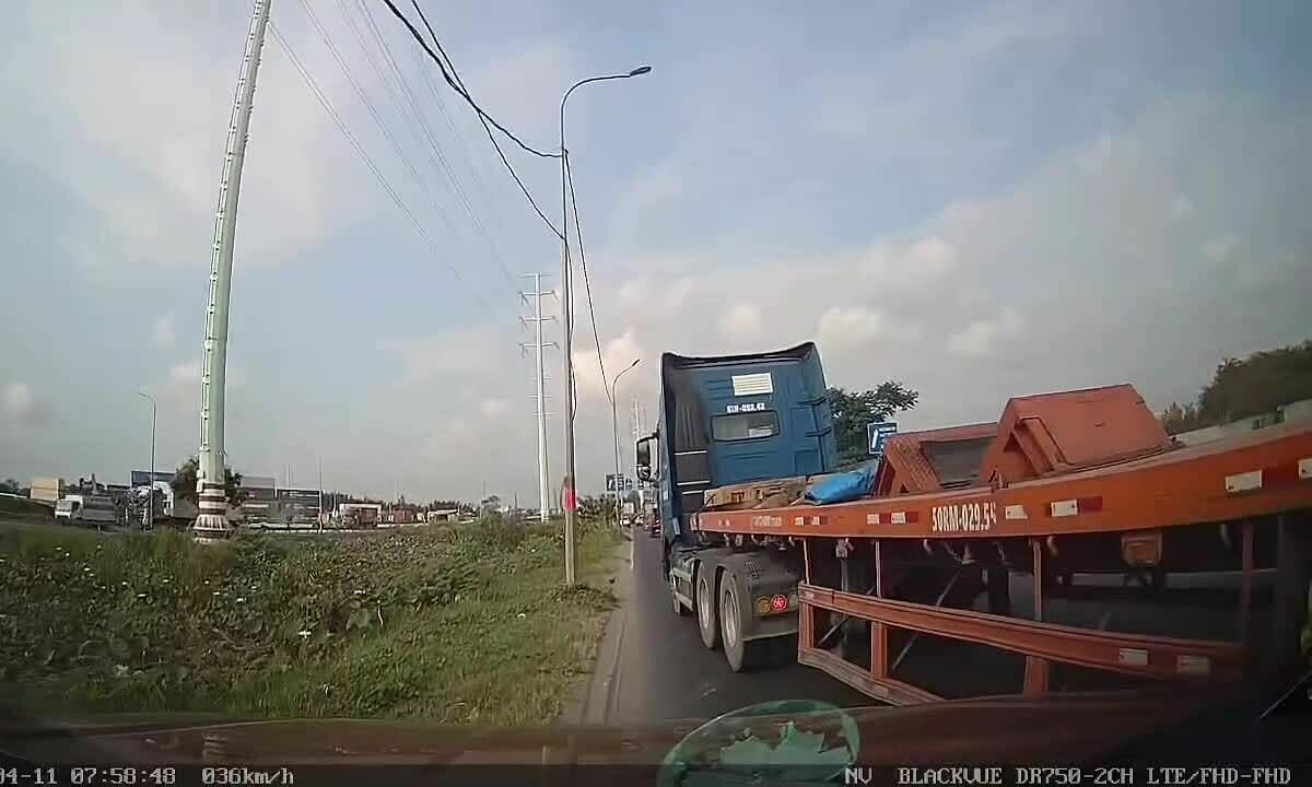 Xe rơ-moóc tạt đầu, ép ôtô con rời khỏi lề đường