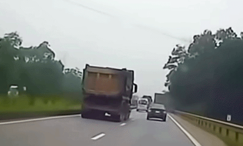 Xe tập lái bị xe tải đâm xoay ngang trên cao tốc