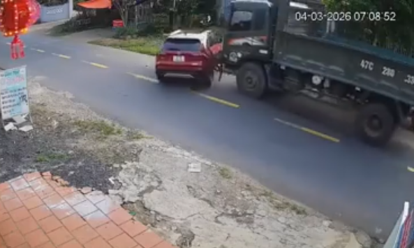 Vượt ẩu, xe con bị xe tải đâm xoay ngang