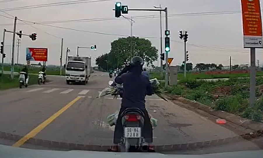 Bận nghe điện thoại, người phụ nữ chặn đường xe sau khi đèn xanh
