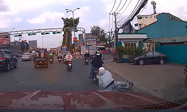 Tài xế phanh gấp tránh tai nạn trong tích tắc