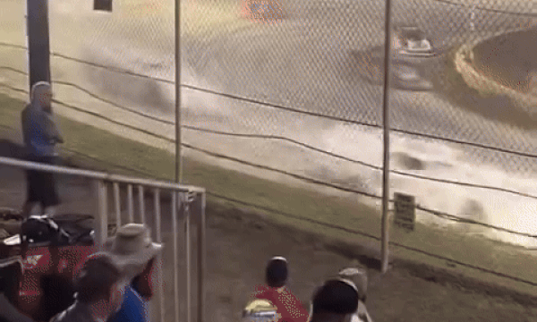 Xe đua bay lên hàng rào, hất văng khán giả