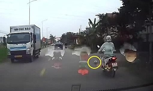 Quả bóng lăn ra đường khiến người phụ nữ gặp nạn