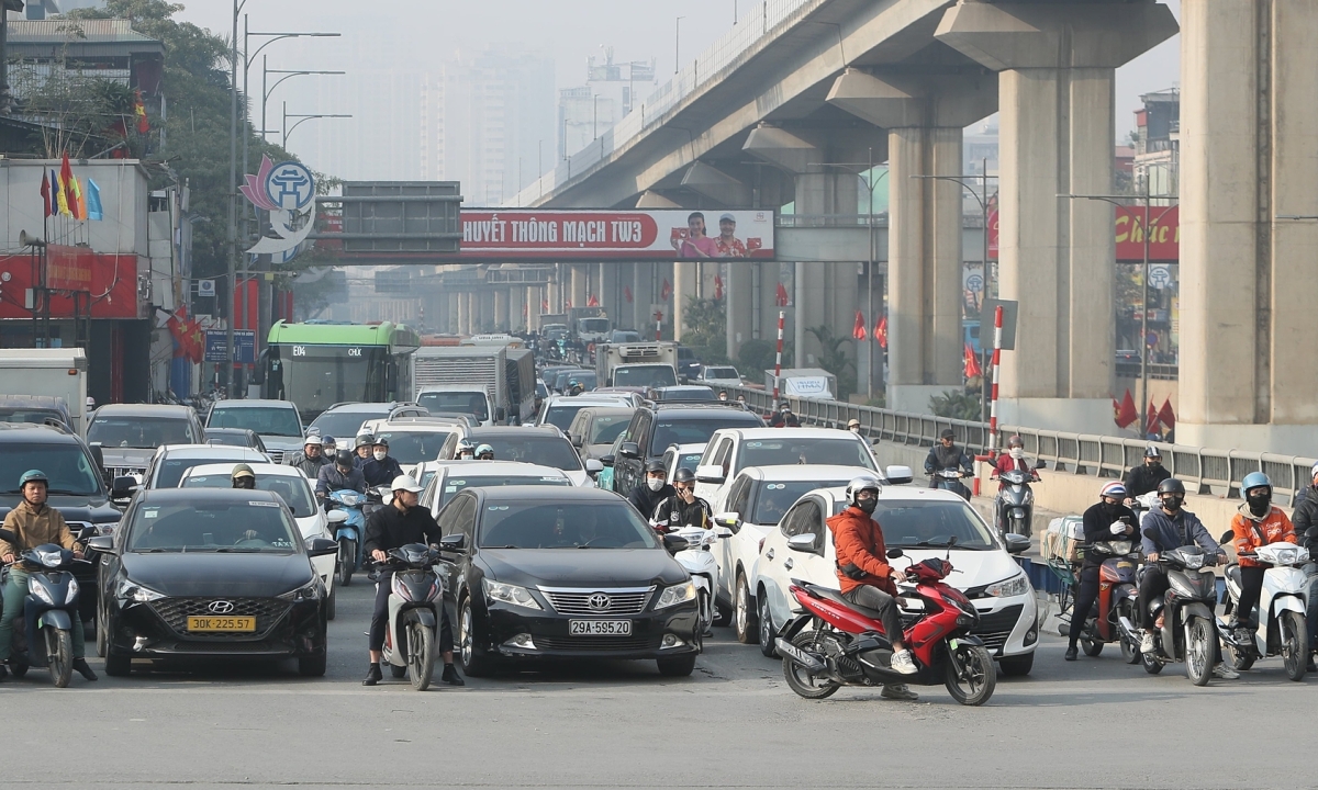 'Ngụy biện không vượt đèn đỏ khi rẽ phải ở làn đi thẳng'
