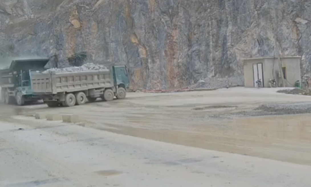 Xe ben lao dốc đâm vào xe khác như vụ nổ