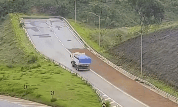 Xe ben mất phanh thoát nạn nhờ đường cứu hộ