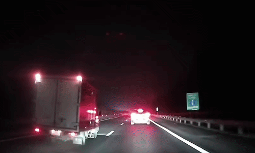 Xe tải nổ lốp lật ngang trên cao tốc