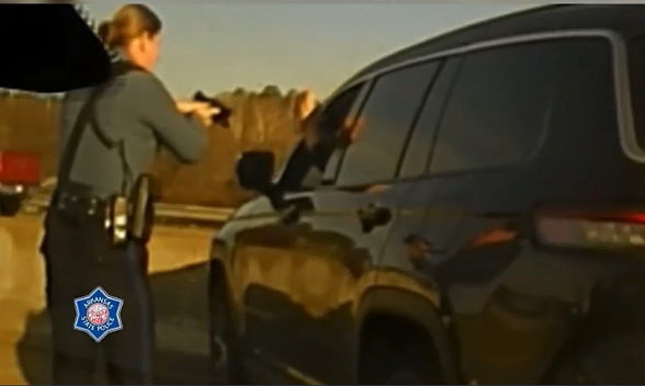 Cảnh sát Mỹ đâm xoay ôtô của người bố chở con nhỏ đi cấp cứu