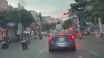 Nguy hiểm tiềm ẩn khi đứa trẻ ngồi trên nóc xe đang chạy