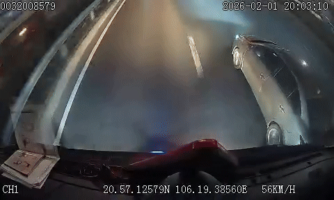 Xe tải chuyển làn ẩu tông xoay xe con