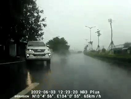 SUV mất lái bị lật ngang dưới mưa