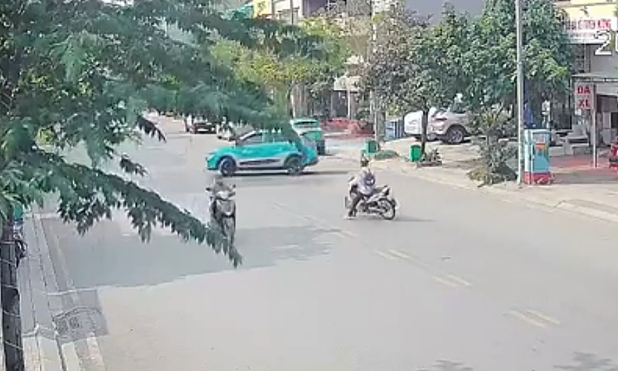 Học sinh phóng xe máy đâm sầm vào ôtô đang quay đầu