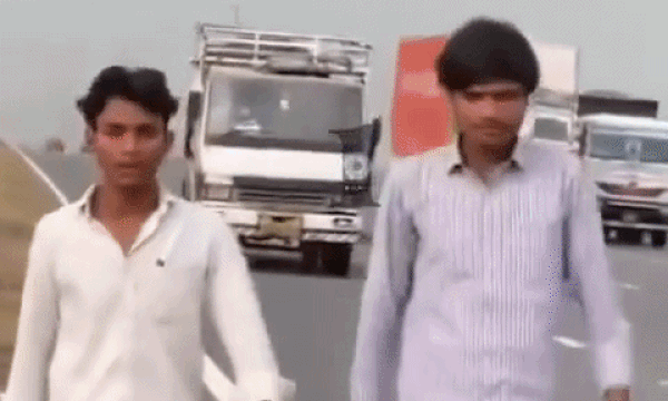 Xe tải đâm trúng học sinh đi bộ bên đường cao tốc