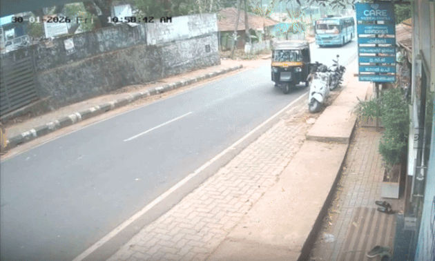 Bé gái lao sang đường từ góc khuất suýt bị xe buýt đâm trúng