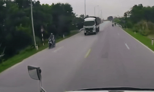 Vượt ở điểm mù, xe máy lao thẳng vào xe đầu kéo