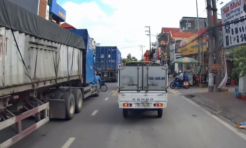 Rơi vào điểm mù, xe máy bị xe container cán qua