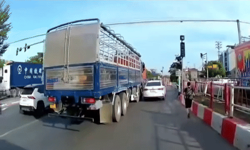 Xe con bị ủi ngang khi rơi vào điểm mù của xe tải