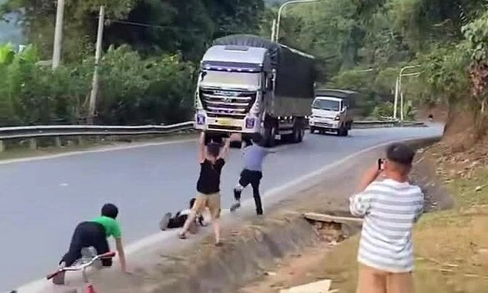 'Trẻ con lao ra đường nhảy múa theo tiếng còi xe - hậu quả của TikTok'