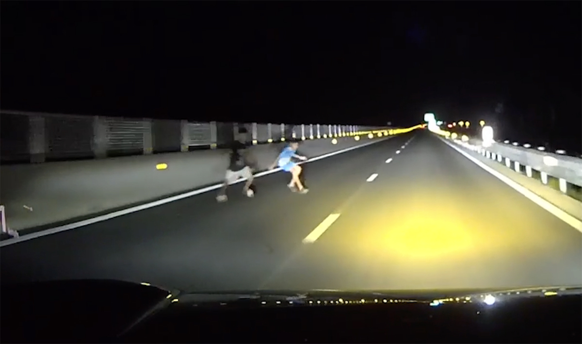 Hai đứa trẻ lao ra trước đầu ôtô trên cao tốc trong đêm