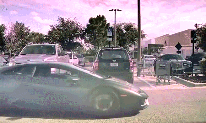 Xe bán tải 'ngồi lên đầu' siêu xe