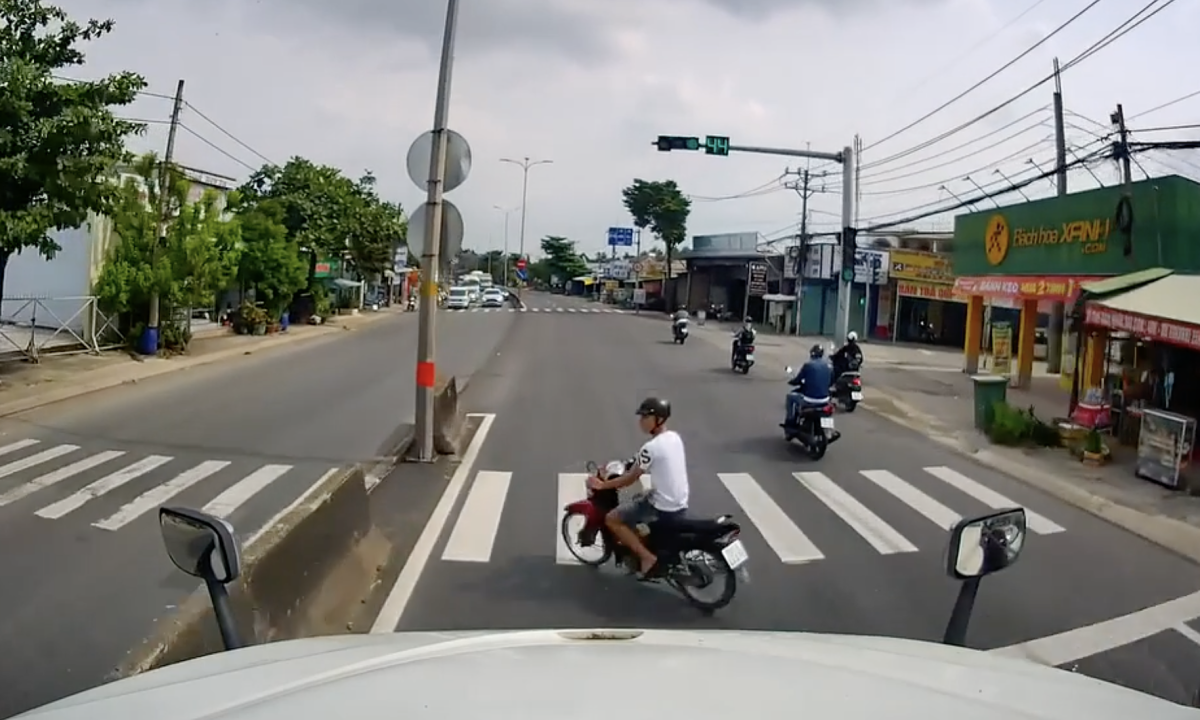 Những người đi xe máy vô tư 'bán mạng' cho xe tải