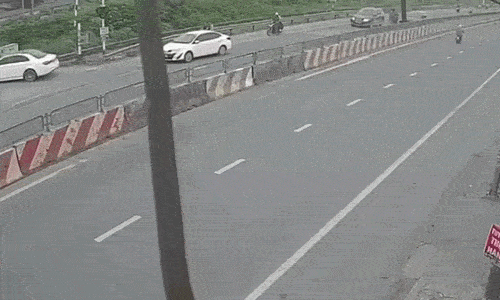 Xe máy lao ngược chiều vào xe khác như cảm tử