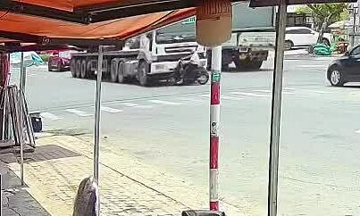 Người đi xe máy lao thẳng vào đầu xe tải