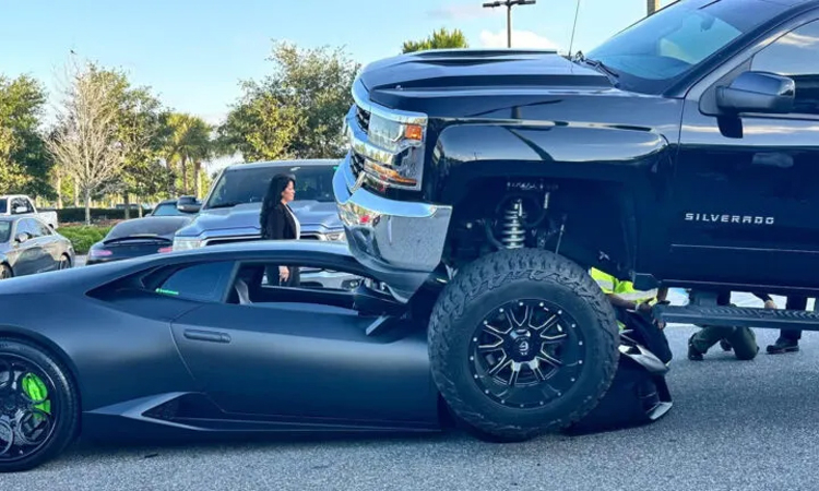 Xe bán tải 'ngồi lên đầu' siêu xe trong bãi đỗ