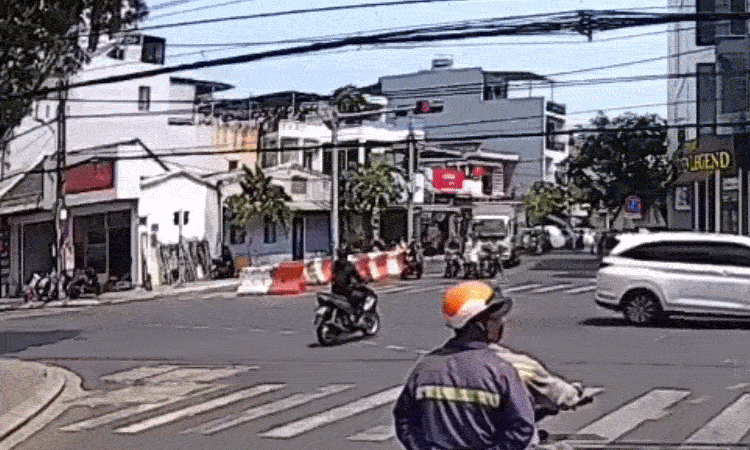 Ôtô tông bay xe máy vượt đèn đỏ: tai nạn điển hình kiểu 'bịt mắt'