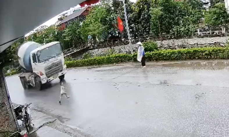 Vụ tai nạn bộc lộ mối nguy của nhà ven đường