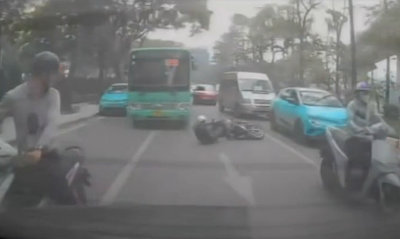 Hai xe máy tự gặp nạn trong cùng một khung hình