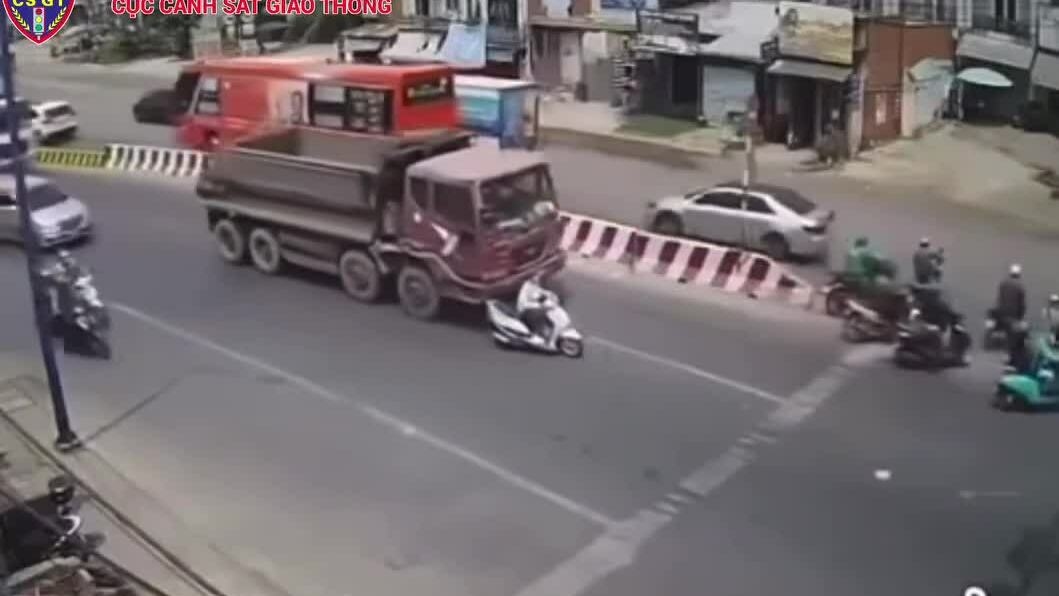 Người phụ nữ tử vong vì chuyển làn trước đầu xe tải