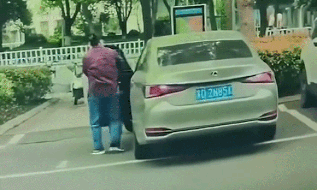 Nữ tài xế bị ôtô kéo lê vì quên gài phanh