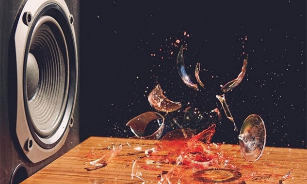 Vì sao âm thanh lại phá nát được cốc thuỷ tinh?