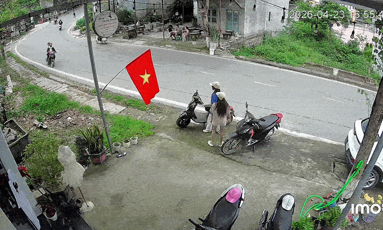 Hai cô gái phản ứng nhanh thoát nạn trong gang tấc