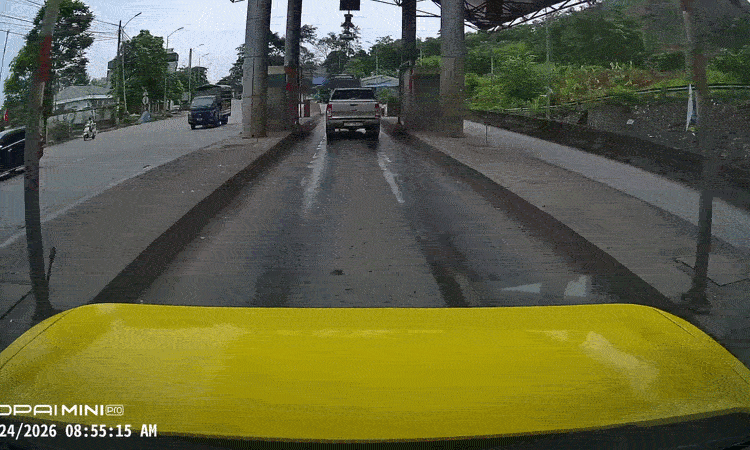 Vật thể lạ rơi trước đầu ôtô trong trạm thu phí