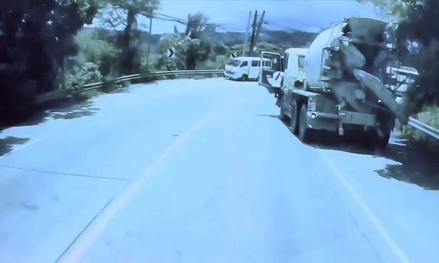 Tài xế nhảy thoát thân khỏi xe trộn bê tông mất phanh