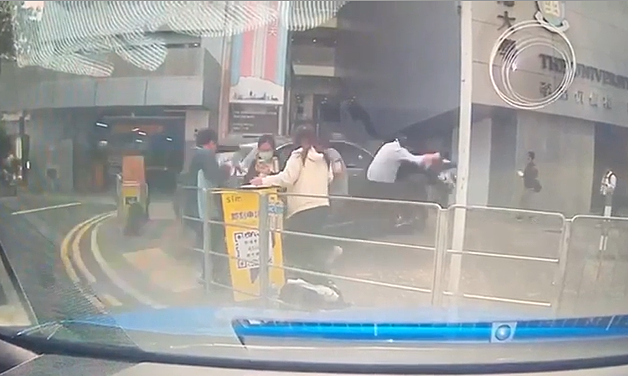 Tài xế 75 tuổi nhầm chân ga, xe tông 8 người đi bộ trên hè