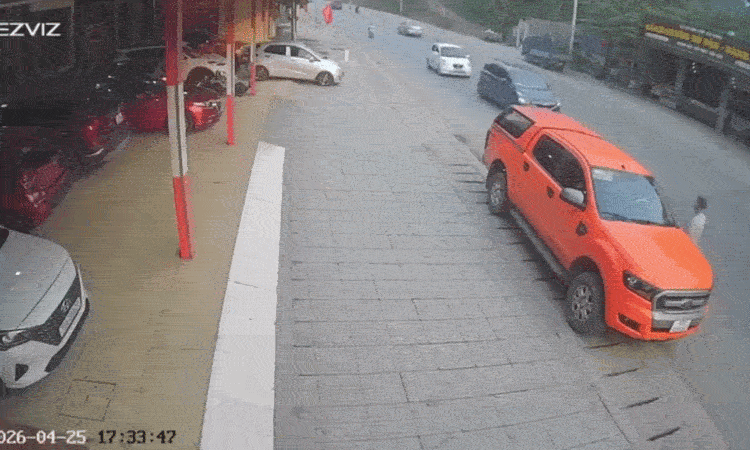 Ôtô vượt phải tông văng tài xế xe đang đỗ