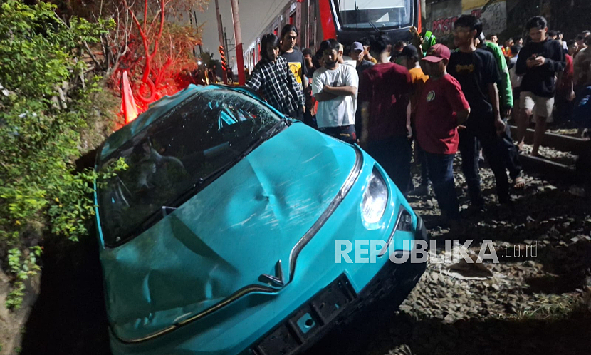 Green SM phản hồi vụ taxi dừng giữa đường ray khiến hai tàu đâm nhau