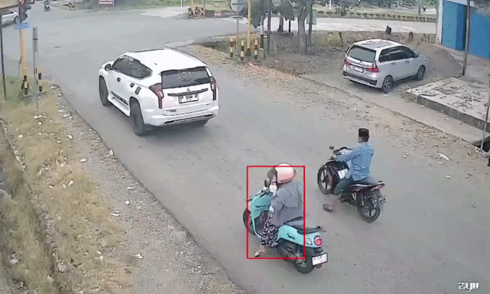 Người đi xe máy dừng đèn đỏ bị xe khác húc bay