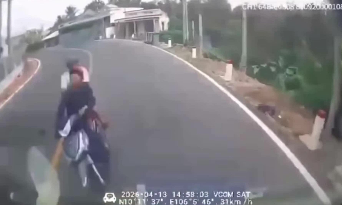 Hai người đi xe máy lao đầu vào ôtô ở khúc cua