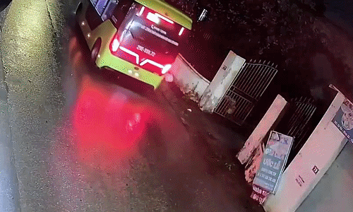 Phanh gấp tránh xe bus, xe tải trào bùn ra đường