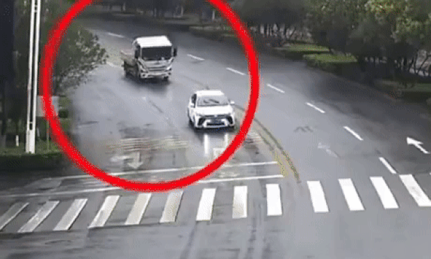 Xe tải 'gãy cổ' khi phanh dừng đèn đỏ