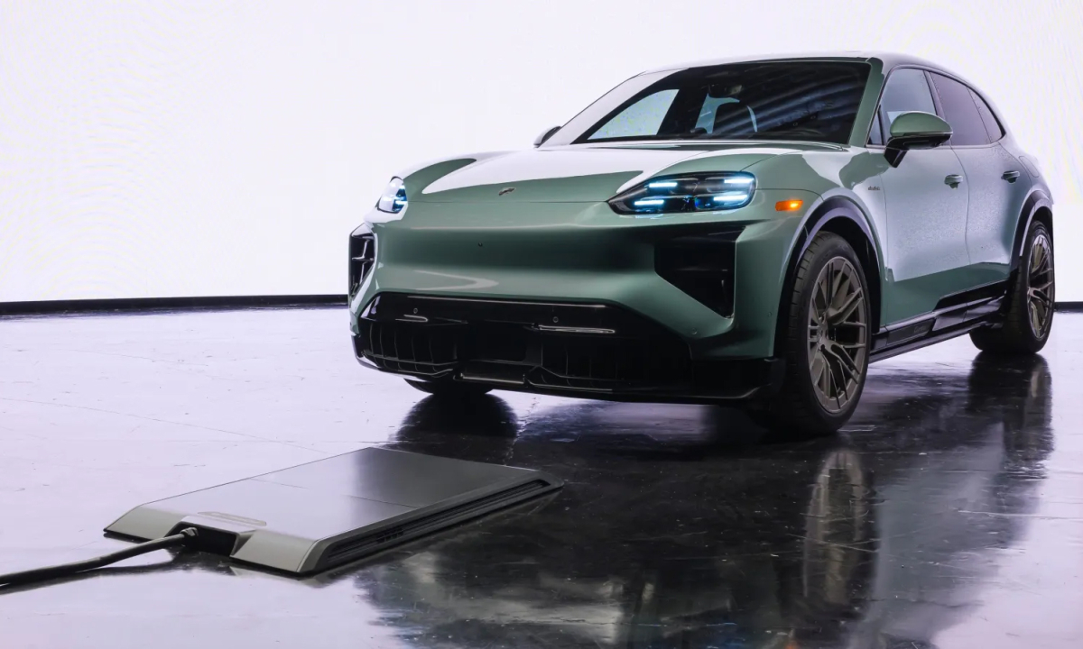 Sạc không dây giá 6.400 USD của xe Porsche