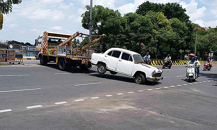 Bộ trưởng Giao thông Ấn Độ 'hạnh phúc khi ôtô cũ bị phá hủy'